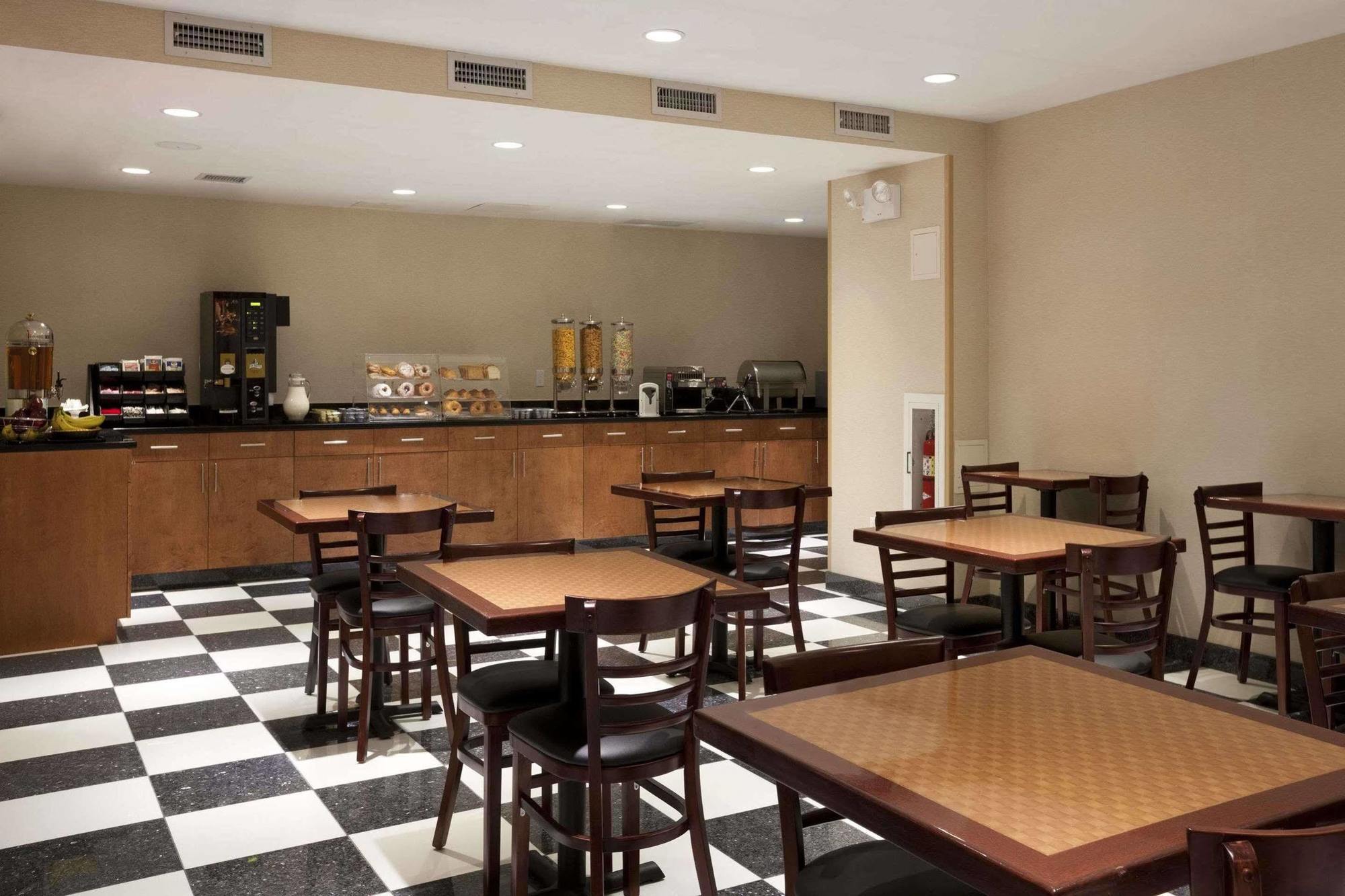 Howard Johnson By Wyndham Jamaica Ny Near Airtrain Jfk نيو يورك المظهر الخارجي الصورة